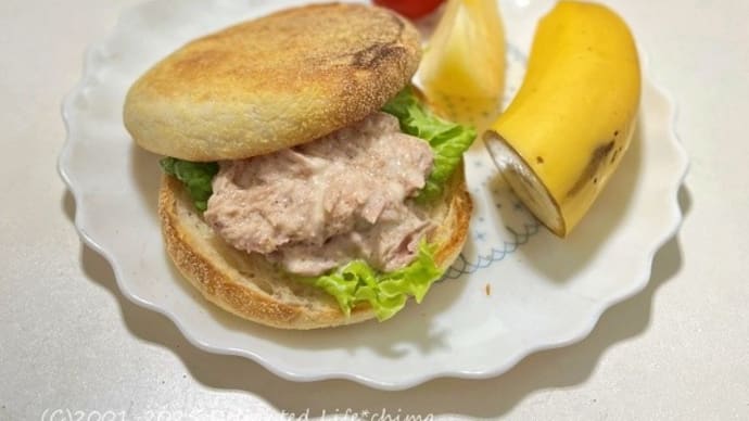ツナのマフィンサンド・おにぎり・もつの味噌煮込み&ロケ弁~食事記録