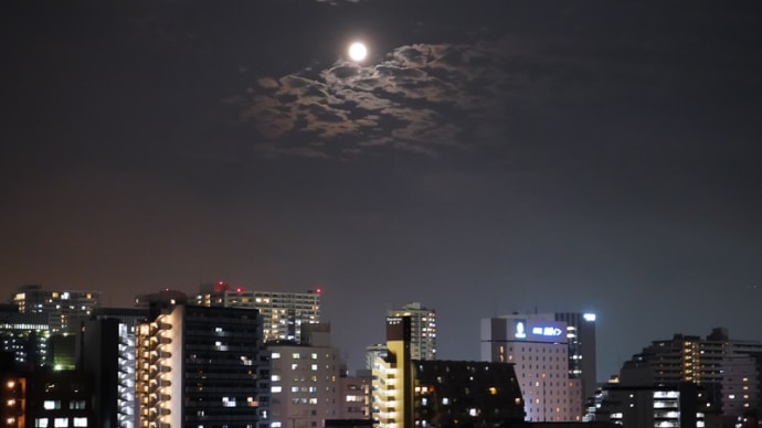 ガラスドアに映る満月・夜景をしのぐ青空・五感が呼ぶ来し方