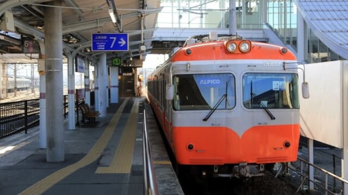 松本駅に置き去りになったアルピコ交通リバイバルカラー編成