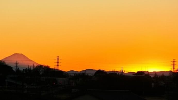 夕日に照らされた赤富士のシルエットです