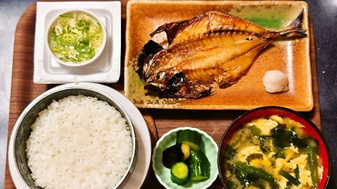 家で朝ごはん(釜炊きごはん、あじの開き、納豆、ニラと卵のみそ汁、きゅうりとなすの漬物)(2024年7月9日)
