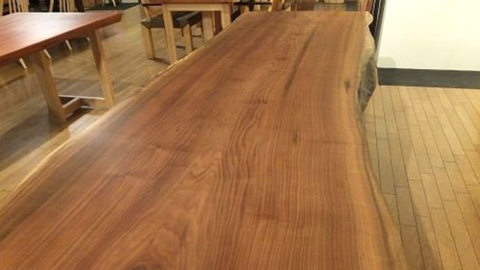 ４４０、思い入れのある一枚板テーブルたち。お客様の元へとお嫁に行く時に。 一枚板と木の家具の専門店エムズファニチャーです。