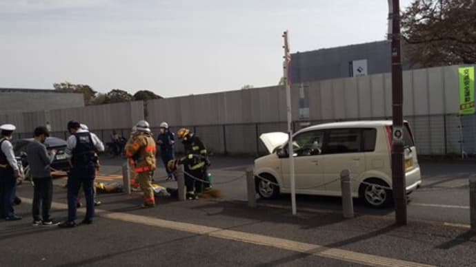 4小交差点で事故があったようです(-_-;)(4/11)