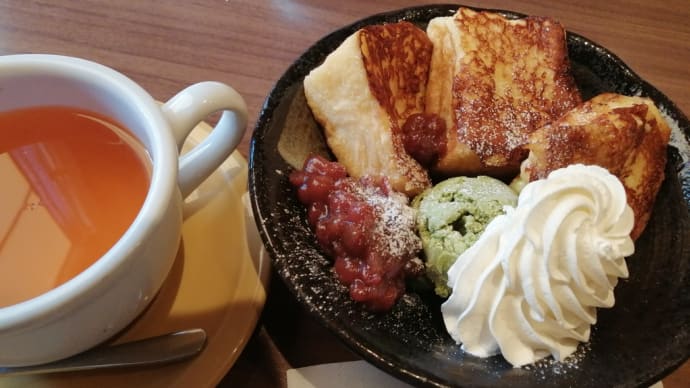 珈琲店と 紅葉と