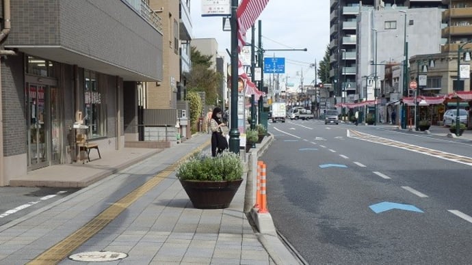 両側の歩道に白き蓋のあり/百年もひと月過ぎて大晦日(中央通り)