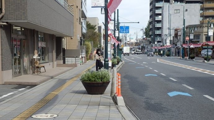 両側の歩道に白き蓋のあり／百年もひと月過ぎて大晦日（中央通り）