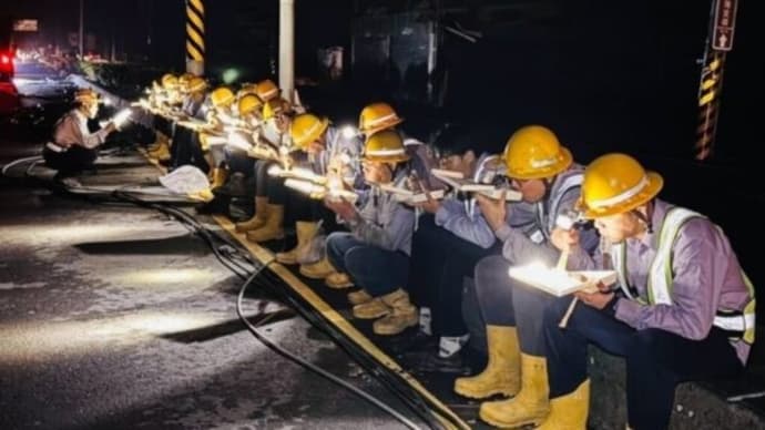 ヘルメットのヘッドライトの灯りを頼りに路上で食事 電力復旧に奔走する台湾の作業員たち