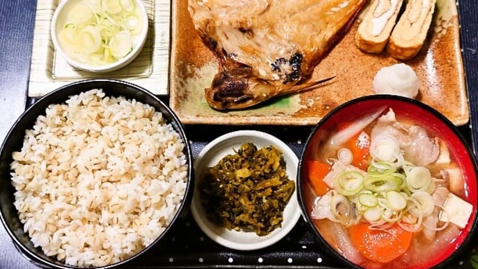 家で朝ご飯（麦ごはんに金目鯛の開き・玉子焼き、納豆、豚汁、辛子高菜）（2022年12月23日）