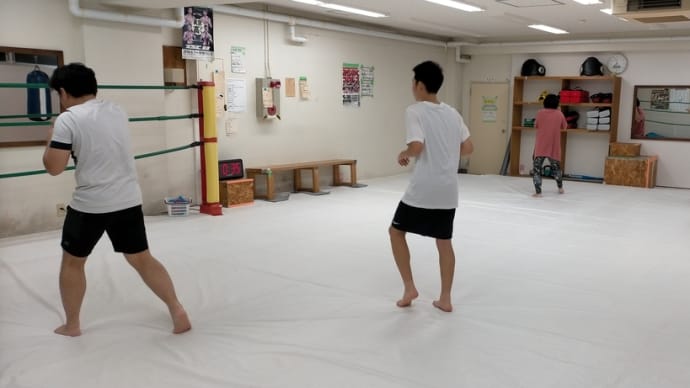 初心者でも蹴り、パンチを1日で学べます!…(金)キックボクシング初級&ブラジリアン柔術打ち込みクラス