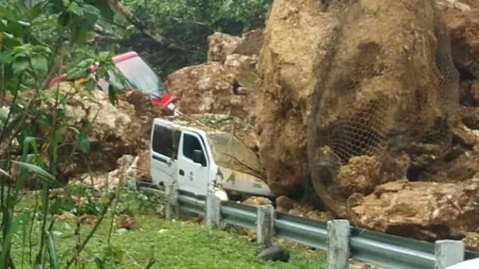 巨石が2台の車両に落下