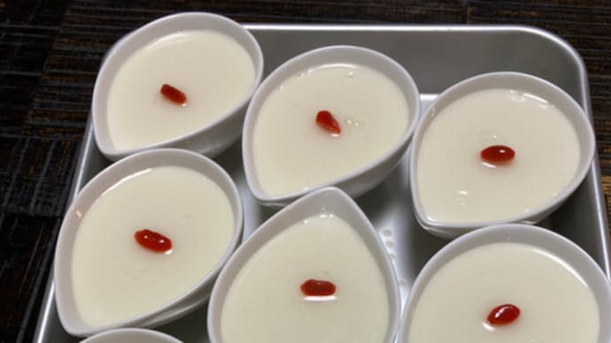 秋祭りのお客さん用に杏仁豆腐を作った。
