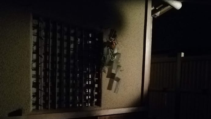1年終わります 最後のお軸は羽箒で すべて掃き出しましょう
