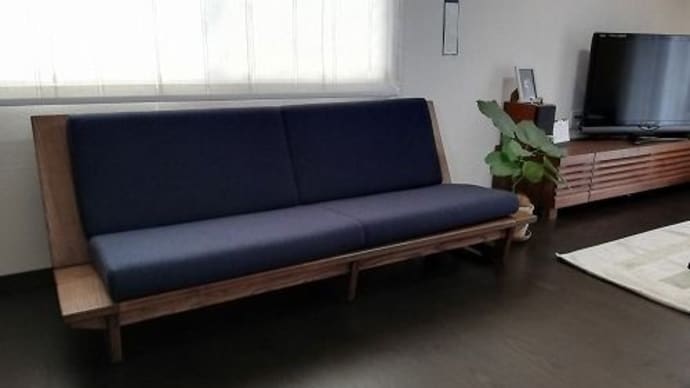805、【お客様のお宅へお届け】当店で人気の木枠フレームロースタイルソファー。1800mmサイズ。濃い色合いバージョンでお届け。 一枚板と木の家具の専門店エムズファニチャーです。