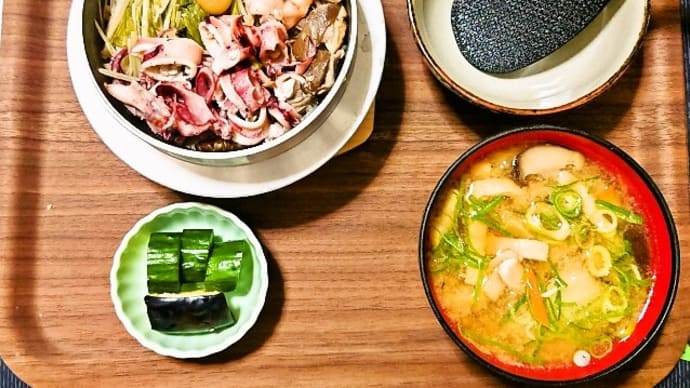 家で朝ごはん(イカ五目釜飯に野菜と油揚げのみそ汁、きゅうりとなすの漬物)(2024年8月1日)
