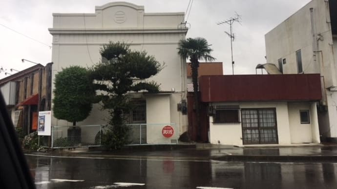 ＪＲ四国三本松駅前の古い建物