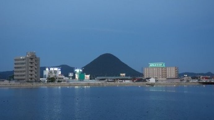 穏やかな飯野山