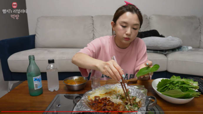 リアルモクバン▶ チーズ入りホルモン焼きに焼酎一杯🤣 ☆ おにぎり作るの忘れてしまいました😭