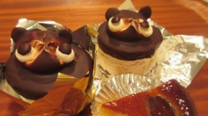「大黒屋製菓」で、たぬきくん（たぬきケーキ）とイチジクのタルト