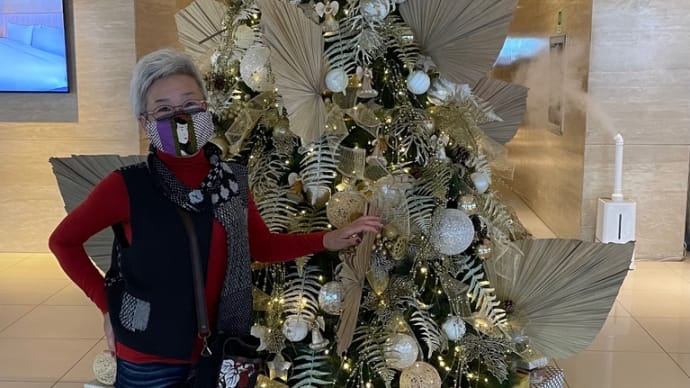 あちこちのクリスマスイルミネーションとアイススケート?