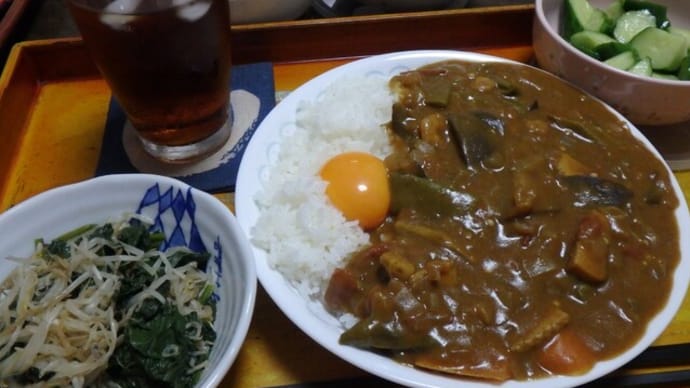 隠れて食べる母
