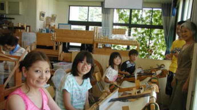 TCC・竹島クラフトセンター、みんなで手織りです。
