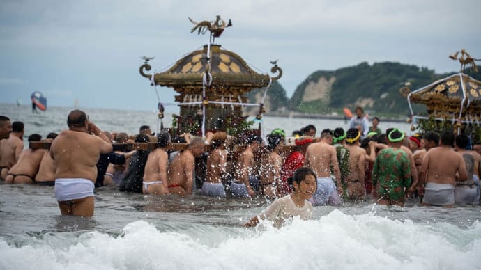 海街の夏を告げる海上渡御【五所神社 乱材祭】神輿が材木座海岸の海へ