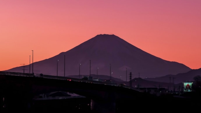 21/Dec 夕暮れのシルエット富士といつかのカワセミ
