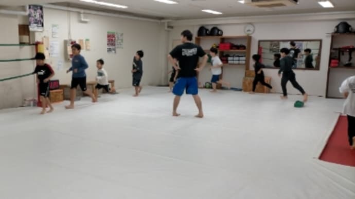 体幹が大切です！…（木）キッズ格闘技クラス18:30〜