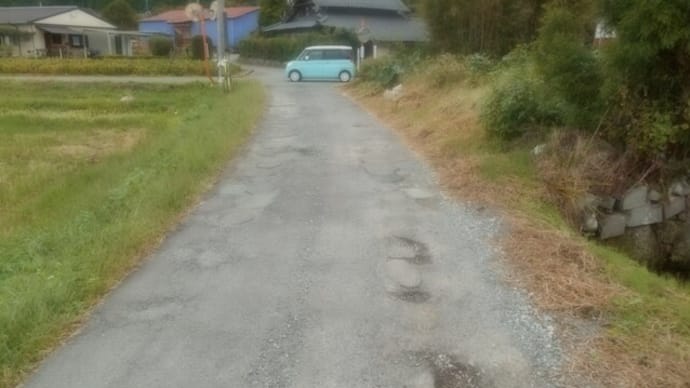 【大開溝を改修する前は大島家は道路敷地境界より幅90cm、高さ45~50cm、延長19mに亘って畑土で不法住盛り土を続けて居た❕】