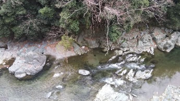 清流穴吹川を眺める。
