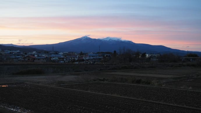夕方の安達太良(変な格好の蛾がいます・・・オカモトトゲエダシャク)