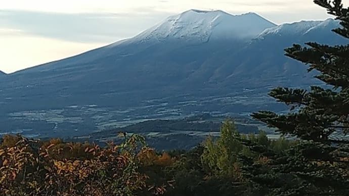 浅間山、四阿山に初冠雪です。