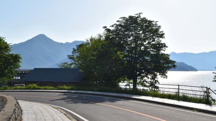 日光中禅寺立木観音 釣鐘塔と男体山 3