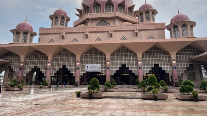 【マレーシア）バティック染の工場とクアラの官庁街にあるピンクモスク（プトラモスク）へ
