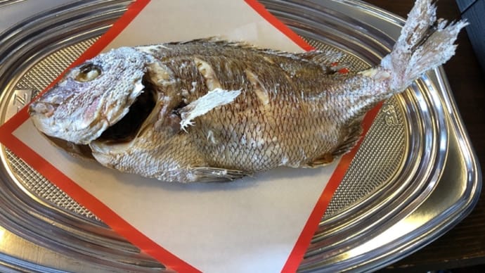 大きな鯛が飛び跳ねる
