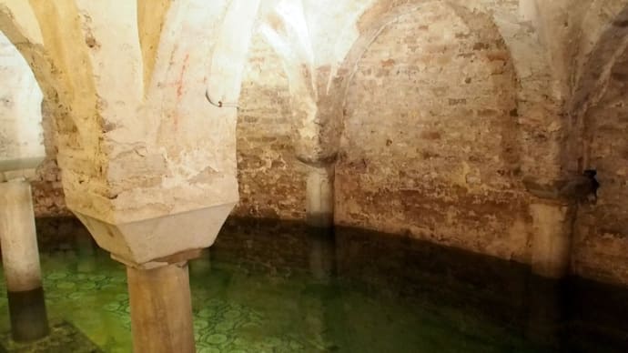 イタリア　ラヴェンナ　教会の中に謎の池!?