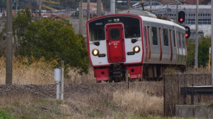 ＪＲ九州の815系　交流近郊形電車 　顔がシルバーメタリックなんです。