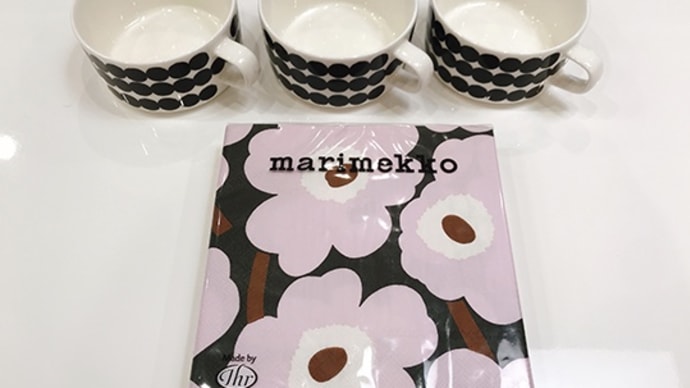 「マリメッコ」の ティーカップと ペーパーナプキン