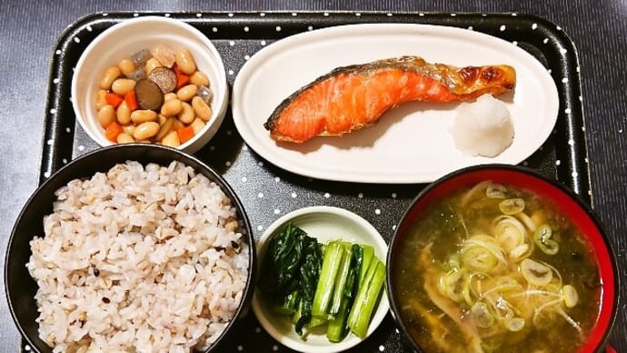 家で朝ご飯(十六穀ごはんに焼鮭(紅鮭)、煮豆、舞茸とあおさのみそ汁、やわらか菜漬(小松菜漬))(2023年10月28日)