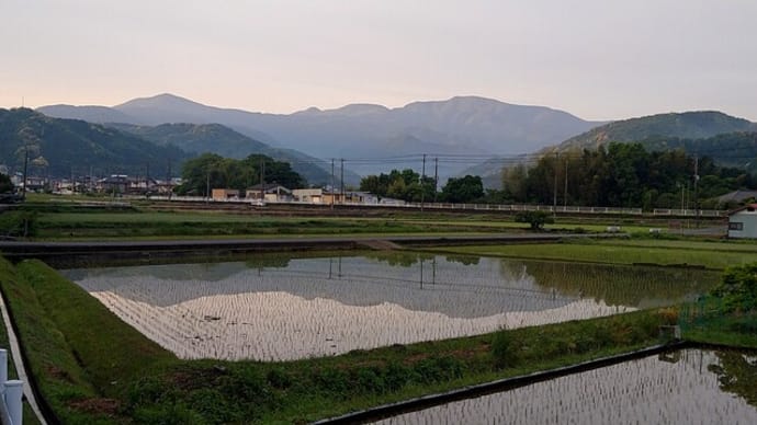 朝靄に日の出の空