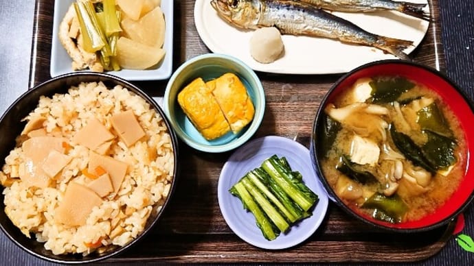 家で朝ごはん(筍の炊き込みご飯、めざし、卵焼き、かぶと油揚げの煮物、舞茸のみそ汁、野沢菜漬け)(2024年6月25日)