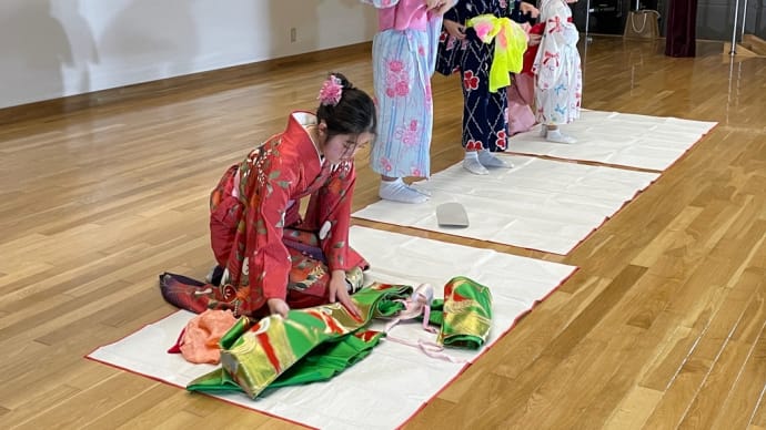 高校生のお姉さんは、振袖を披露。子どもたち、隣で“私もきっとできる!”と思っているだろうなぁ。こうして、繋がっていくと良いなぁ