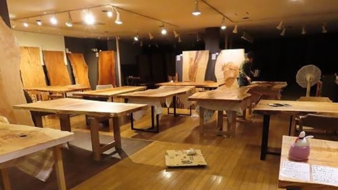 2068、新しい一枚板をお迎え致しました。これから心を込めて仕上げます。一枚板と木の家具の専門店エムズファニチャーです。