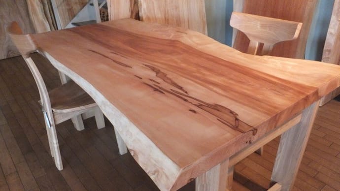 【新築】明るい、ダイニングにお勧め!! 栃一枚板テーブルの選ばれる理由とは？一枚板と木の家具の専門店エムズファニチャーです。