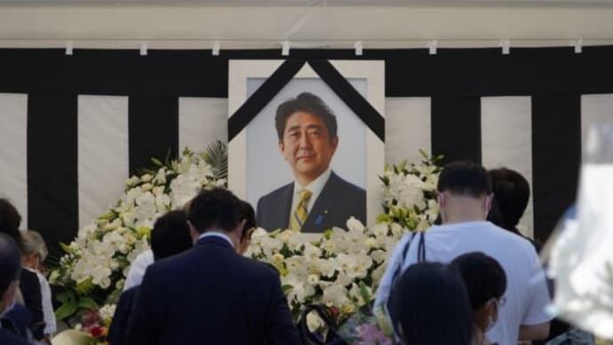 安倍元首相の県民葬におよそ2000人参列　公共機関で半旗、一般献花も