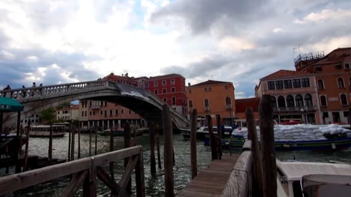 ヴェネツィア・スタイリッシュな橋もあるのね。