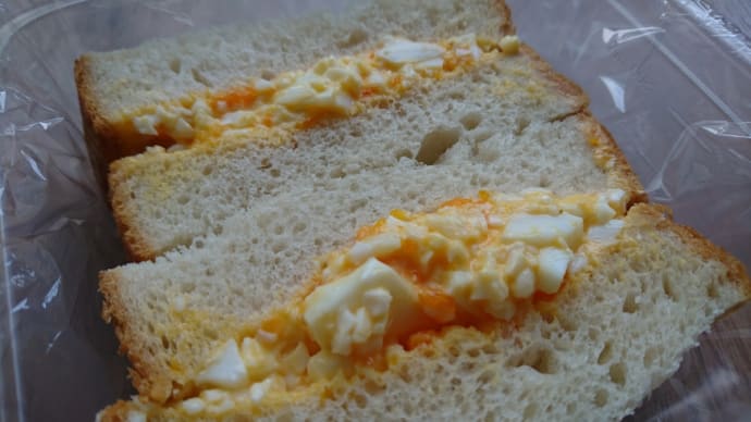 オレンジ黄身の卵サンドイッチ