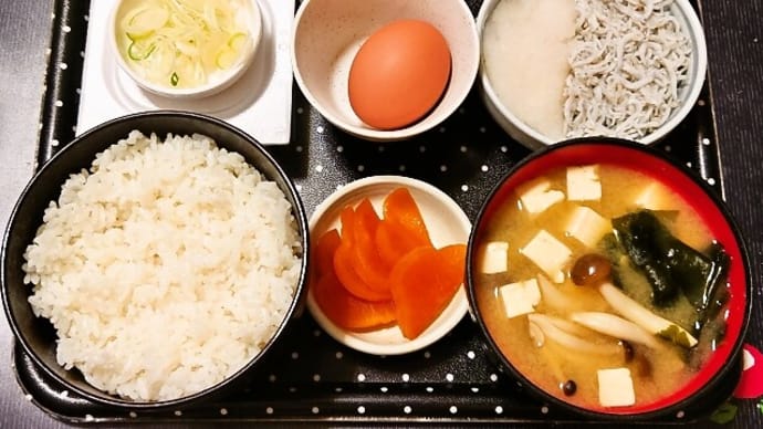 家で朝ご飯(ごはんは青森県産青天の霹靂、しらすおろし、生卵、納豆、豆腐としめじのみそ汁、麦味噌󠄀漬たくあん)(2024年4月16日)