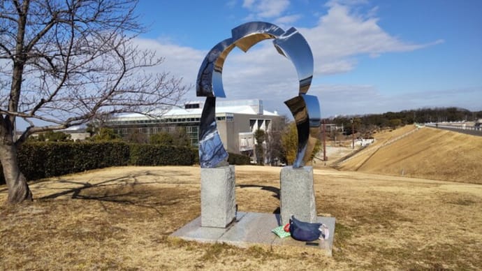 三好池近辺にあるモニュメント「風の門」