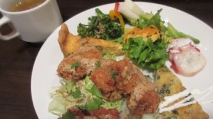 「ジュイップ」の4月29日の日替わりランチは、チキンのカツレツ 粒マスタードソース、国産牛スジとひよこ豆のカレー丼